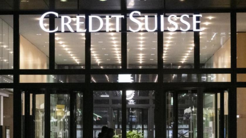 Gi&aacute; cổ phiếu của Credit Suisse tr&ecirc;n thị trường chứng kho&aacute;n Thụy Sĩ chứng kiến mức thấp kỷ lục chỉ c&ograve;n 2,115 franc Thụy Sĩ/cổ phiếu trong ng&agrave;y 13/3. Ảnh: AFP