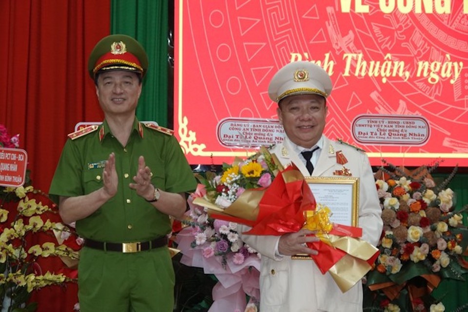 Trung tướng Nguyễn Duy Ngọc, Thứ trưởng Bộ C&ocirc;ng an trao quyết định v&agrave; tặng hoa ch&uacute;c mừng Đại t&aacute; L&ecirc; Quang Nh&acirc;n