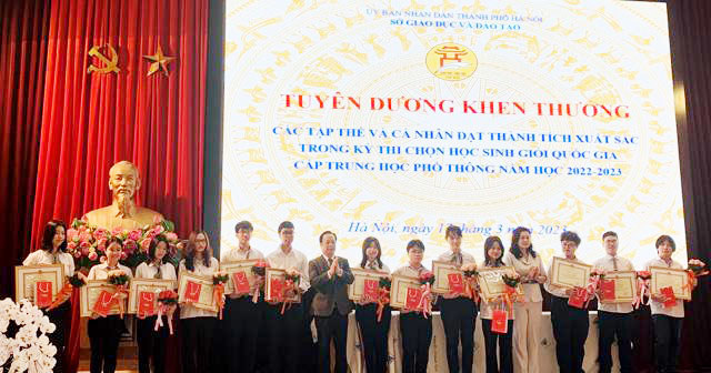 L&atilde;nh đạo Sở GD&amp;ĐT H&agrave; Nội trao thưởng cho 13 học sinh đạt giải Nhất&nbsp;Kỳ thi chọn học sinh giỏi quốc gia năm học 2022 - 2023.