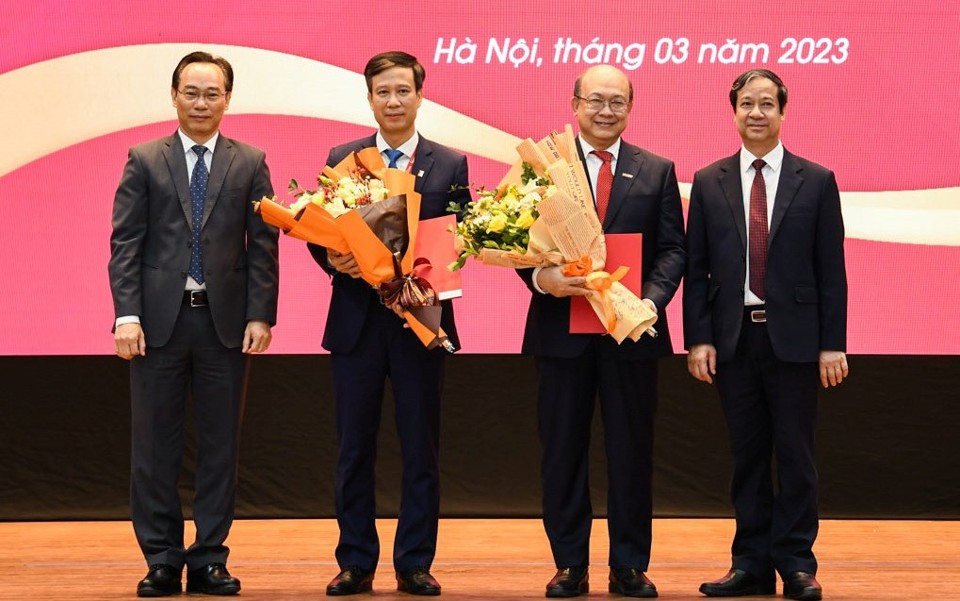 Bộ trưởng Bộ GD-ĐT Nguyễn Kim Sơn trao các quyết định công nhận Chủ tịch hội đồng, Giám đốc ĐH Bách khoa Hà Nội nhiệm kỳ 2020-2025.