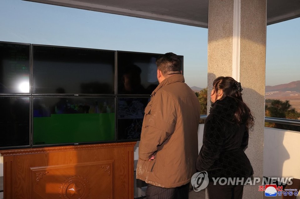 H&atilde;ng KCNA đ&atilde; đăng tải h&igrave;nh ảnh cho thấy &ocirc;ng Kim c&ugrave;ng con g&aacute;i Ju-ae quan s&aacute;t vụ ph&oacute;ng t&ecirc;n lửa h&ocirc;m 16/3..