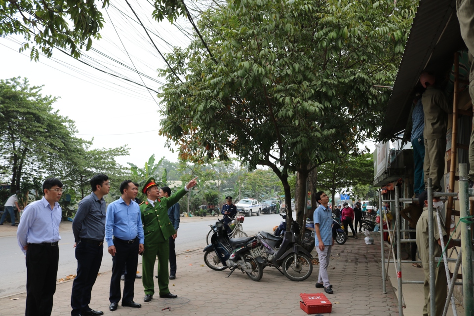 Ph&oacute; Chủ tịch UBND huyện Quốc Oai Ho&agrave;ng Nguy&ecirc;n Ưng trực tiếp kiểm tra, chỉ đạo lực lượng chức năng thực hiện nhiệm vụ.