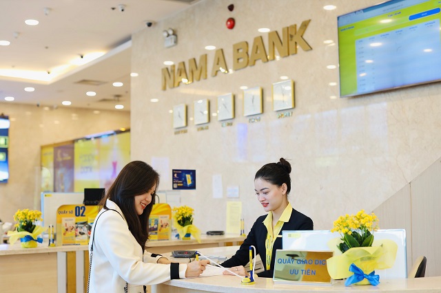 Kh&aacute;ch h&agrave;ng giao dịch tại Nam A Bank