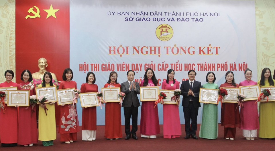 Vụ trưởng Vụ Giáo dục Tiểu học (Bộ GD&ĐT) Thái Văn Tài và Giám đốc Sở GD&ĐT Hà Nội Trần Thế Cương trao giải Nhất cho các cô giáo