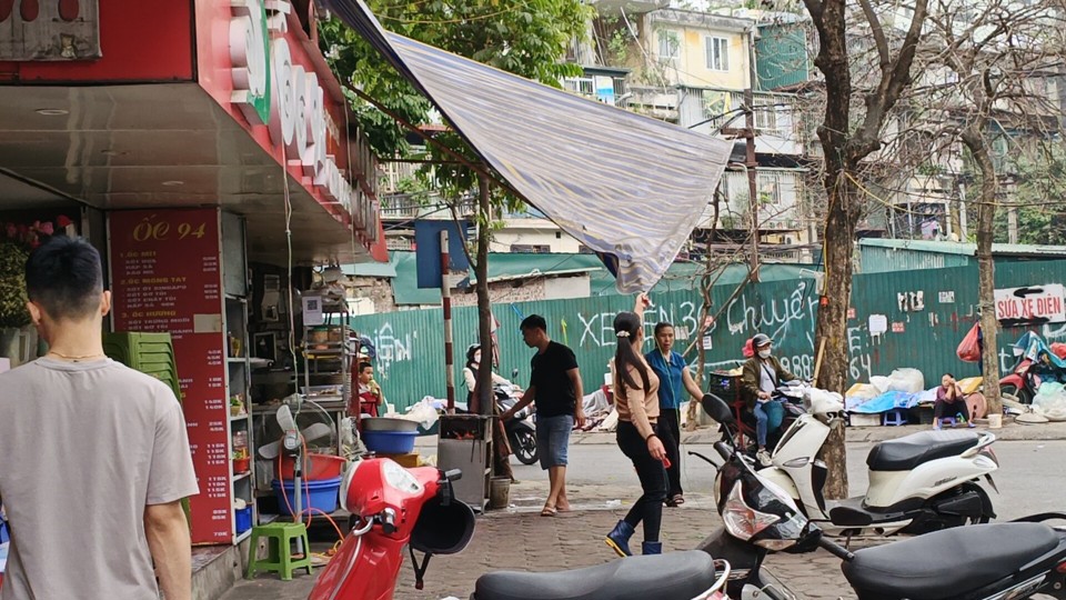 Thấy b&oacute;ng d&aacute;ng Ban Chỉ đạo 197, nhiều trường hợp đ&atilde; nhanh tay th&aacute;o dỡ m&aacute;i che, m&aacute;i vẩy.