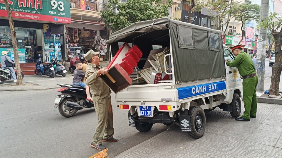 Nhiều vật dụng bị thu giữ do chủ kinh doanh cố t&igrave;nh b&agrave;y lấn chiếm vỉa h&egrave;.