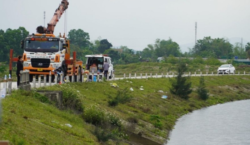 Thi thể nạn nh&acirc;n được trục vớt l&ecirc;n bờ an t&aacute;ng theo phong tục địa phương