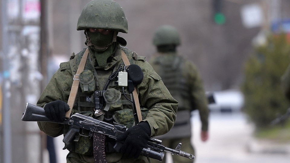 Binh l&iacute;nh Nga tuần tra ở Simferopol thuộc B&aacute;n đảo Crimea. Ảnh: AFP