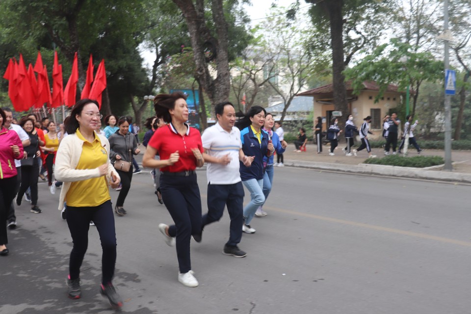 C&aacute;c đồng ch&iacute; l&atilde;nh đạo quận Hai B&agrave; Trưng tham gia sự kiện