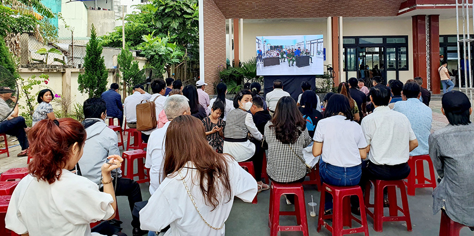 Phi&ecirc;n t&ograve;a thu h&uacute;t sự quan t&acirc;m của đ&ocirc;ng đảo người d&acirc;n.