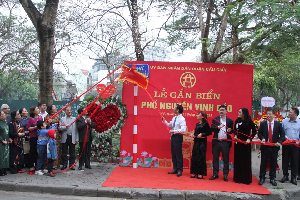 C&aacute;c đại biểu thực hiện nghi thức gắn biển t&ecirc;n phố Nguyễn Vĩnh Bảo