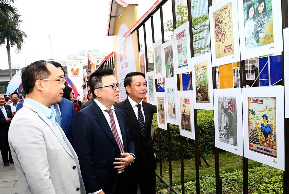 Chủ tịch Hội Nh&agrave; b&aacute;o Việt Nam L&ecirc; Quốc Minh - Ph&oacute; Trưởng Ban Tuy&ecirc;n gi&aacute;o T.Ư, Tổng Bi&ecirc;n tập b&aacute;o Nh&acirc;n D&acirc;n tham quan trưng b&agrave;y "Xu&acirc;n xưa tr&ecirc;n b&aacute;o Tết&rdquo;