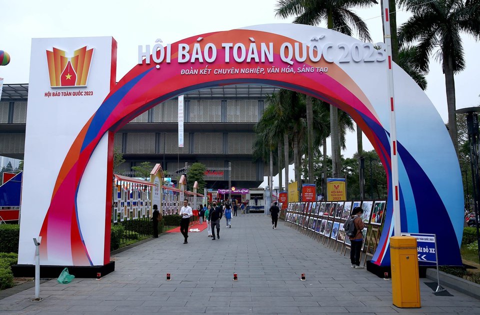 Hội B&aacute;o to&agrave;n quốc 2023 diễn ra từ ng&agrave;y 17-19/3, do Hội Nh&agrave; b&aacute;o Việt Nam, UBND TP H&agrave; Nội đồng chủ tr&igrave; phối hợp với Ban Tuy&ecirc;n gi&aacute;o T.Ư, Bộ TT&amp;TT, Bộ VHTT&amp;DL tổ chức