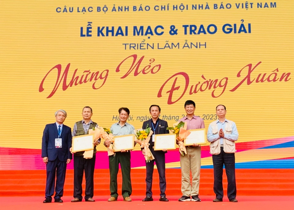 Trong khu&ocirc;n khổ chương tr&igrave;nh Hội B&aacute;o to&agrave;n quốc 2023, Triển l&atilde;m ảnh &ldquo;Những nẻo đường xu&acirc;n&rdquo; được tổ chức tại Bảo t&agrave;ng H&agrave; Nội