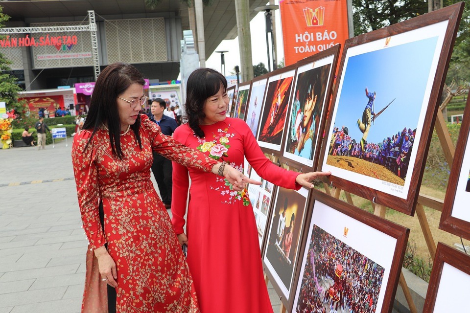 &ldquo;Những nẻo đường Xu&acirc;n&rdquo; - chủ đề ảnh thể hiện vẻ đẹp của m&ugrave;a xu&acirc;n tr&ecirc;n qu&ecirc; hương Việt Nam trong qu&aacute; tr&igrave;nh ph&aacute;t triển về kinh tế, văn h&oacute;a, x&atilde; hội; vẻ đẹp của thi&ecirc;n nhi&ecirc;n, đất nước, con người trong lao động, sản xuất, ph&ograve;ng chống dịch bệnh...