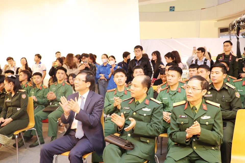 &ldquo;X&acirc;y dựng văn h&oacute;a cơ quan b&aacute;o ch&iacute; v&agrave; văn h&oacute;a người l&agrave;m b&aacute;o&rdquo; l&agrave; tọa đ&agrave;m do Ban tổ chức Khối b&aacute;o ch&iacute; qu&acirc;n đội tổ chức chiều 18/3, trong khu&ocirc;n khổ Hội B&aacute;o to&agrave;n quốc năm 2023