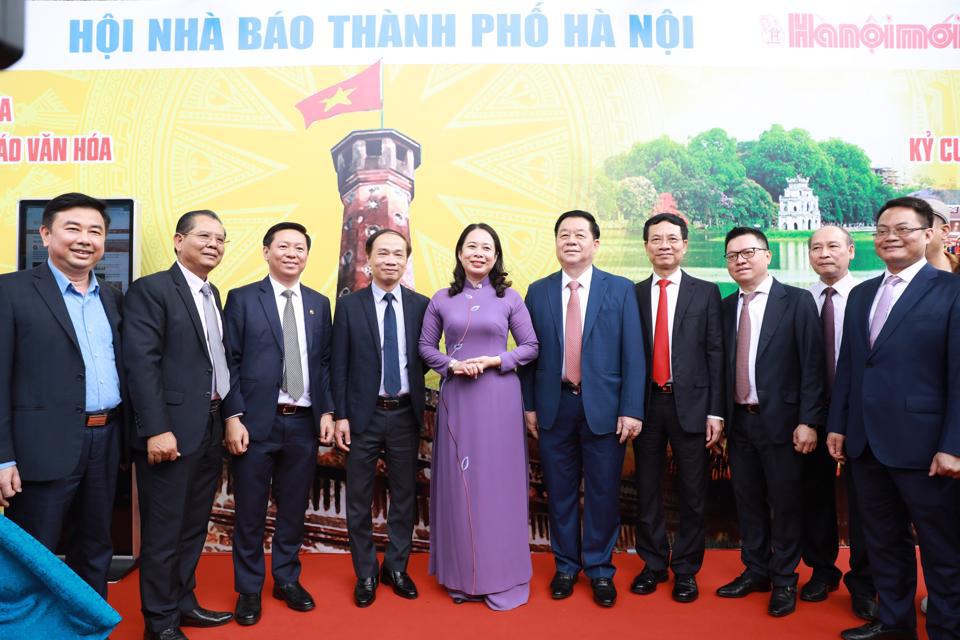 B&iacute; thư T.Ư Đảng, Trưởng ban Tuy&ecirc;n gi&aacute;o T.Ư Nguyễn Trọng Nghĩa; c&aacute;c Ủy vi&ecirc;n T.Ư Đảng: Ph&oacute; Chủ tịch nước V&otilde; Thị &Aacute;nh Xu&acirc;n, Bộ trưởng Bộ TT&amp;TT Nguyễn Mạnh H&ugrave;ng, Chủ tịch Hội Nh&agrave; b&aacute;o Việt Nam, Tổng Bi&ecirc;n tập b&aacute;o Nh&acirc;n d&acirc;n L&ecirc; Quốc Minh, Ph&oacute; Trưởng Ban Thường trực Ban D&acirc;n vận T.Ư Phạm Tất Thắng v&agrave; c&aacute;c đại biểu tham quan gian trưng b&agrave;y của b&aacute;o ch&iacute; H&agrave; Nội