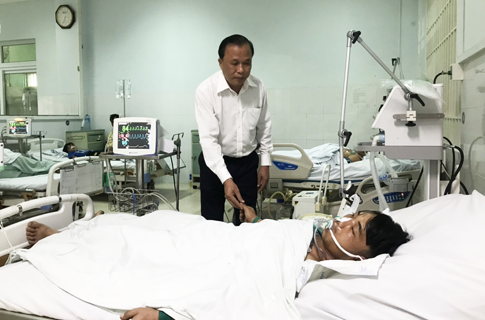 Gi&aacute;m đốc Sở Y tế tỉnh Quảng Nam Mai Văn Mười thăm hỏi c&aacute;c bệnh nh&acirc;n.