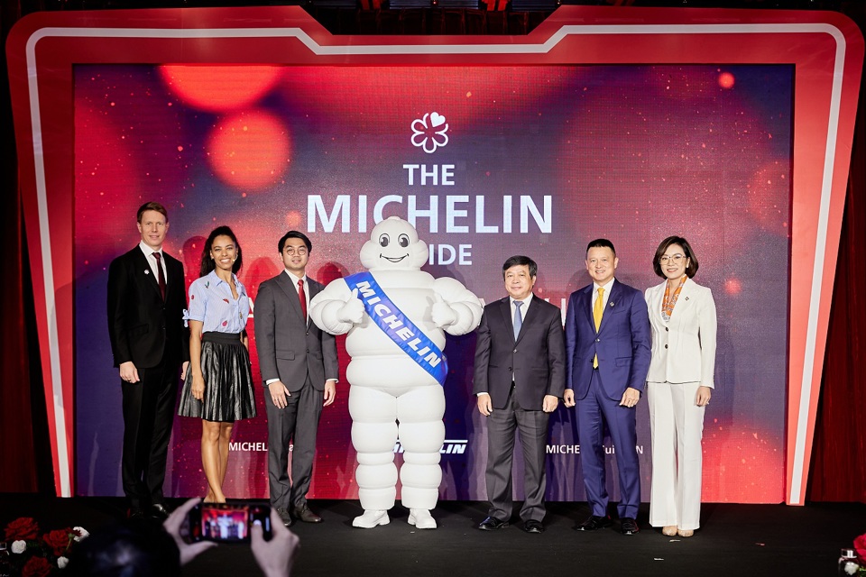 M&atilde;i tới cuối năm 2022, The Michelin Guide mới đặt ch&acirc;n đến Việt Nam, với sự đồng h&agrave;nh của &ldquo;đối t&aacute;c điểm đến&rdquo; l&agrave; Tập đo&agrave;n Sun Group. Dự kiến, th&aacute;ng 6 tới, The Michelin Guide sẽ c&ocirc;ng bố danh s&aacute;ch những nh&agrave; h&agrave;ng đầu ti&ecirc;n đạt sao Michelin tại Việt Nam. Đ&acirc;y giống như một c&uacute; hu&yacute;ch gi&uacute;p mở ra cơ hội đưa ẩm thực Việt vang danh thế giới. Sẽ chẳng c&oacute; g&igrave; phải ngạc nhi&ecirc;n trước viễn cảnh đ&ocirc;ng đảo du kh&aacute;ch quốc tế sẽ tới Việt Nam, xếp h&agrave;ng d&agrave;i v&agrave;i giờ đồng hồ chỉ để mong chờ c&oacute; cơ hội thưởng thức m&oacute;n ăn ngon. Hiệu ứng m&agrave; sao Michelin mang lại cho ẩm thực v&agrave; du lịch Việt Nam sẽ kh&ocirc;ng thua k&eacute;m g&igrave; c&aacute;c quốc gia ch&acirc;u &Aacute; kh&aacute;c. Ảnh: Sun Group