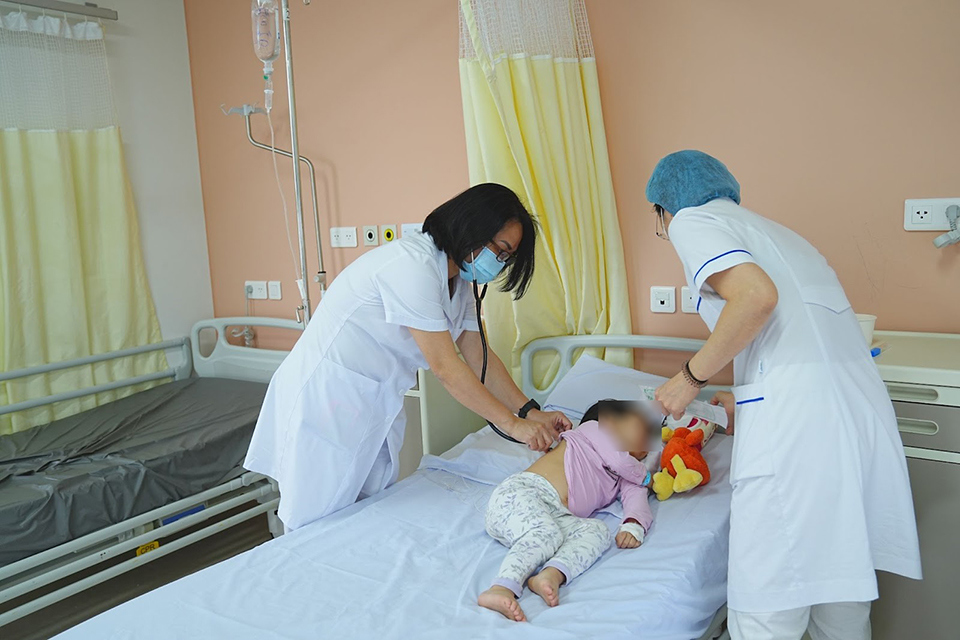 Trẻ điều trị tại Bệnh viện Trung ương Qu&acirc;n đ&ocirc;̣i 108.