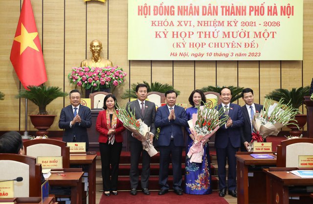 L&atilde;nh đạo TP H&agrave; Nội tặng hoa cho t&acirc;n Ph&oacute; Chủ tịch UBND Vũ Thu H&agrave; (&aacute;o d&agrave;i xanh) v&agrave; c&aacute;c Ủy vi&ecirc;n UBND Th&agrave;nh phố - Ảnh: VGP