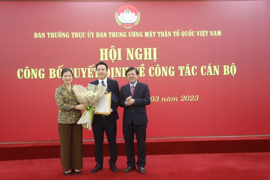 Đại diện Ban Thường trực Ủy ban Trung ương MTTQ Việt Nam trao Quyết định tiếp nhận, bổ nhiệm v&agrave; tặng hoa ch&uacute;c mừng t&acirc;n Ph&oacute; Tổng Bi&ecirc;n tập Nguyễn Văn Dũng.