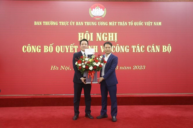 &Ocirc;ng Trương Th&agrave;nh Trung, B&iacute; thư Chi bộ, Ph&oacute; Tổng Bi&ecirc;n tập phụ tr&aacute;ch Tạp ch&iacute; Mặt trận tặng hoa ch&uacute;c mừng &ocirc;ng Nguyễn Văn Dũng được bổ nhiệm giữ chức vụ mới.