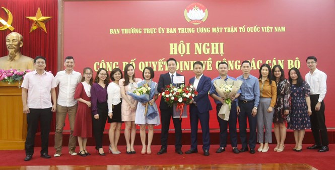 Tập thể c&aacute;n bộ, vi&ecirc;n chức, người lao động Tạp ch&iacute; Mặt trận chức mừng t&acirc;n Ph&oacute; Tổng Bi&ecirc;n tập Nguyễn Văn Dũng.