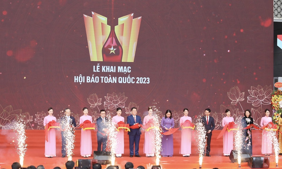 Cắt băng khai mạc Hội b&aacute;o to&agrave;n quốc năm 2023