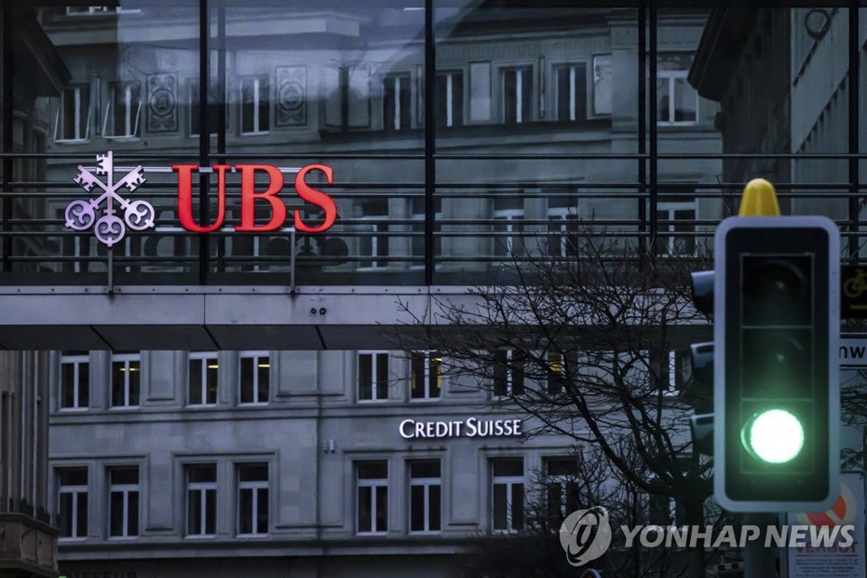 Ng&acirc;n h&agrave;ng lớn nhất Thụy Sĩ UBS nhất tr&iacute; mua lại đối thủ đang gặp khủng hoảng Credit Suisse. Ảnh: Yonhap