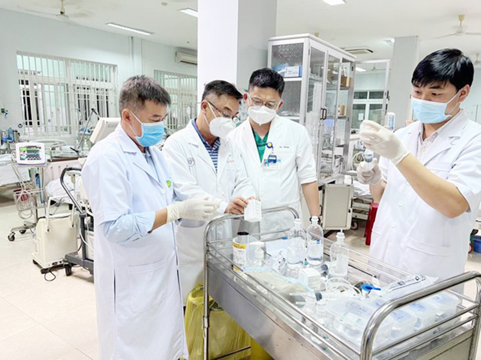 C&aacute;c b&aacute;c sĩ Bệnh viện Chợ Rẫy phối hợp với Bệnh viện Đa khoa khu vực Bắc Quảng Nam tập trung cứu bệnh nh&acirc;n ngộ độc.