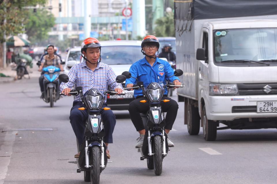 Người tham gia giao thông sử dụng xe điện tại Hà Nội. Ảnh: Phạm Công