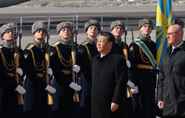 Nghi lễ đ&oacute;n Chủ tịch Trung Quốc Tập Cận B&igrave;nh tại s&acirc;n bay Moscow. Ảnh: Reuters &nbsp;