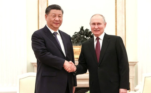 Tổng thống Nga Vladimir Putin bắt tay Chủ tịch Trung Quốc Tập Cận B&igrave;nh (tr&aacute;i) tại Điện Kremlin h&ocirc;m 20/3. Ảnh: Reuters &nbsp;