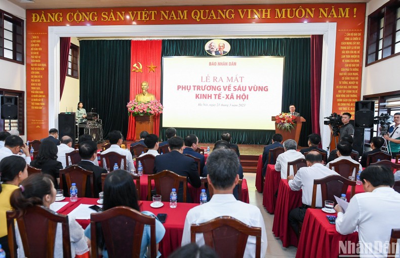 Quang cảnh buổi lễ ra mắt c&aacute;c chuy&ecirc;n trang, chuy&ecirc;n mục về s&aacute;u v&ugrave;ng kinh tế-x&atilde; hội tr&ecirc;n c&aacute;c ấn phẩm B&aacute;o Nh&acirc;n D&acirc;n. (Ảnh: TH&Agrave;NH ĐẠT)