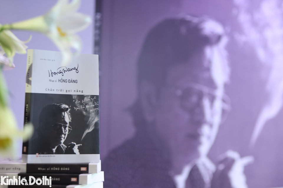Tập s&aacute;ch "Ch&acirc;n trời gọi nắng" được ra mắt tại H&agrave; Nội nh&acirc;n kỷ niệm 1 năm ng&agrave;y mất của nhạc sĩ Hồng Đăng.