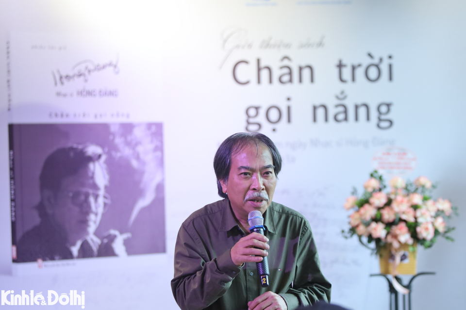 Chủ tịch Hội Nh&agrave; văn Việt Nam Nguyễn Quang Thiều chia sẻ tại buổi giới thiệu s&aacute;ch.