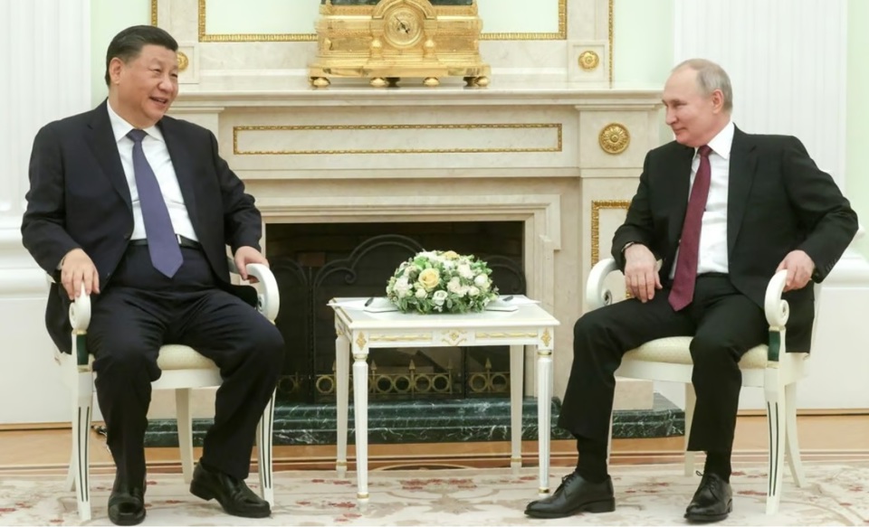 Tổng thống Nga Vladimir Putin v&agrave; Chủ tịch Trung Quốc Tập Cận B&igrave;nh trong cuộc gặp ng&agrave;y 20/3. Ảnh: DPA