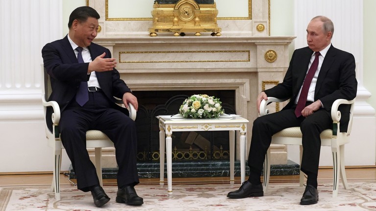 Ng&agrave;y 20/3,&nbsp; Chủ tịch Trung Quốc đ&atilde; c&oacute; cuộc gặp kh&ocirc;ng ch&iacute;nh thức với Tổng thống Nga Vladimir Putin. Ảnh: RT