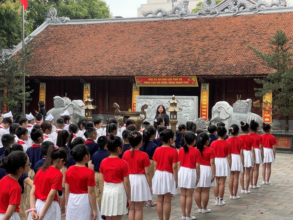 C&ocirc; gi&aacute;o Hiệu trưởng trường Tiểu học Trưng Trắc (quận Hai B&agrave; Trưng) Đo&agrave;n Thị Th&uacute;y Giang c&ugrave;ng c&aacute;c em học sinh tham quan thực tế, t&igrave;m hiểu Lịch sử truyền thống địa phương tại Cụm di t&iacute;ch Đ&igrave;nh-Đền-Ch&ugrave;a Hai B&agrave; Trưng&nbsp;