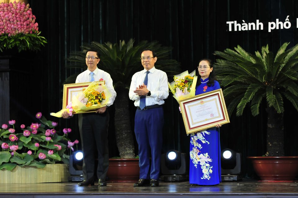 B&agrave; Nguyễn Thị Lệ - Chủ tịch HĐND TP v&agrave; &ocirc;ng Phạm Đức Hải - Ph&oacute; Trưởng ban Tuy&ecirc;n gi&aacute;o Th&agrave;nh ủy TP vinh dự nhận Hu&acirc;n chương Lao động hạng Ba.