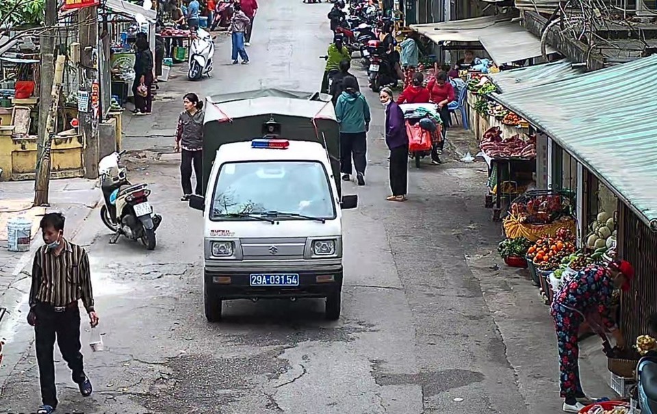 Lực lượng chức năng phường Thịnh Quang tuần tra kiểm so&aacute;t, đảm bảo trật tự đ&ocirc; thị tr&ecirc;n phố Vĩnh Hồ.