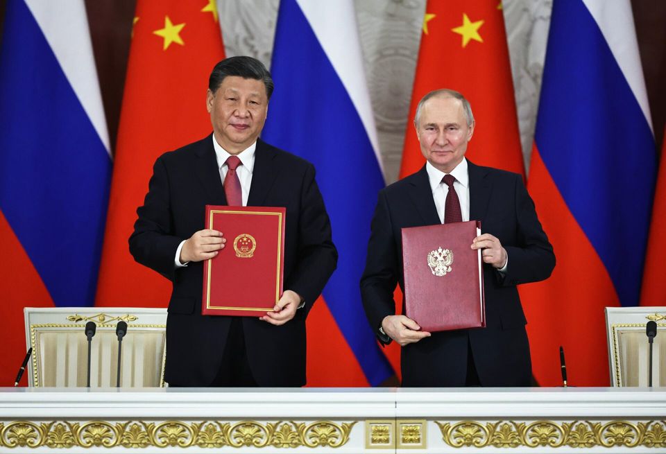 Chủ tịchTrung QuốcTập Cận Bình vàTổng thốngNgaVladimir Putin sau khi ký tuyên bố chung về làm sâu sắc hơn quan hệ đối tác toàn diện và hợp tác chiến lược tại Điện Kremlin, ở Moscow, Nga. Ảnh: Sputnik