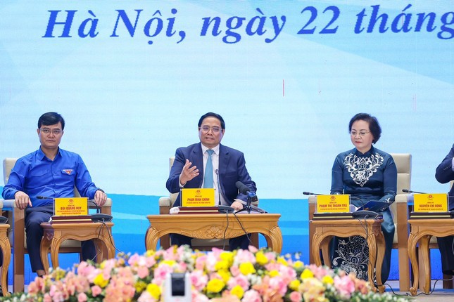 Thủ tướng Phạm Minh Ch&iacute;nh trao đổi về c&aacute;c vấn đề đại biểu thanh ni&ecirc;n đặt ra tại Hội nghị đối thoại - Ảnh: VGP/Nhật Bắc