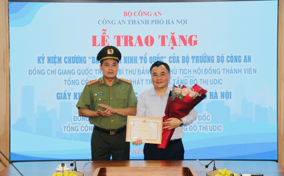 Đại T&aacute; Trần Xu&acirc;n Th&agrave;nh &ndash; Trưởng ph&ograve;ng An ninh kinh tế TP H&agrave; Nội trao kỷ niệm chương &ldquo;Bảo vệ An ninh Tổ quốc&rdquo; cho &ocirc;ng Giang Quốc Trung &ndash; B&iacute; thư Đảng ủy, Chủ tịch HĐTV Tổng C&ocirc;ng ty UDIC.