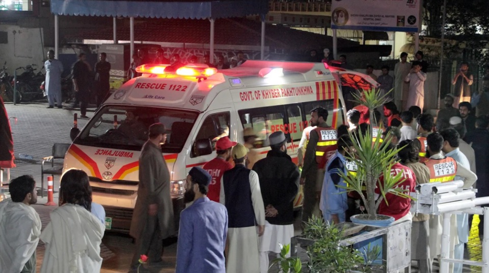 Nh&acirc;n vi&ecirc;n cứu hộ đưa c&aacute;c nạn nh&acirc;n động đất từ xe cứu thương tới một bệnh viện ở Saidu Sharif, thị trấn ở Thung lũng Swat của Pakistan v&agrave;o ng&agrave;y 21/3. Ảnh: CNN.