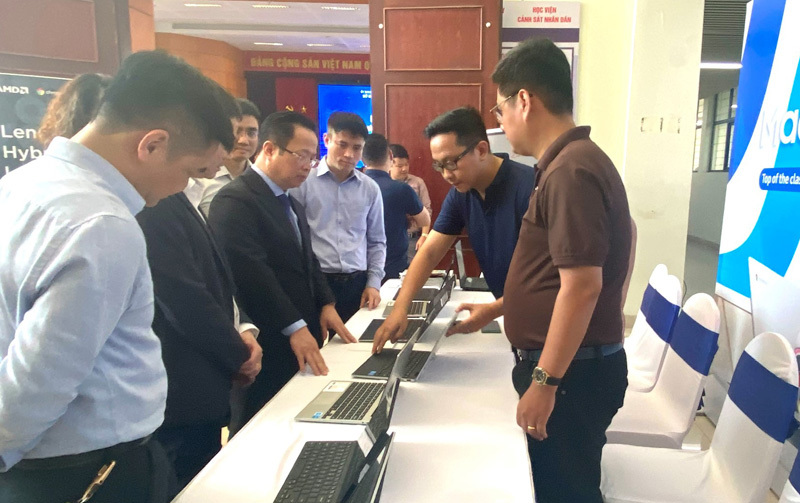 Lãnh đạo Sở GD&ĐT Hà Nội tham quan gian trưng bày sản phẩm ứng dụng công nghệ thông tin. Ảnh:ThốngNhất