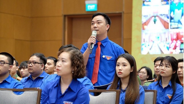 Nhiều đại biểu đặt c&acirc;u hỏi tại Hội nghị đối thoại của Thủ tướng. Ảnh: Tienphong