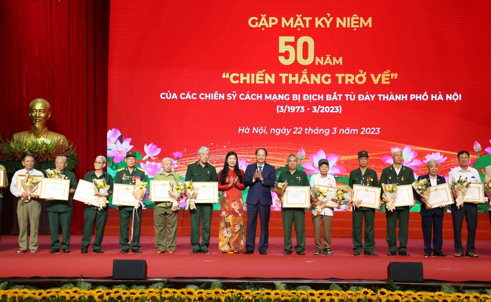 Chủ tịch Ủy ban MTTQ Việt Nam TP Nguyễn Lan Hương v&agrave;&nbsp;Trưởng ban Tuy&ecirc;n gi&aacute;o Th&agrave;nh uỷ Nguyễn Do&atilde;n Toản trao Bằng khen cho c&aacute;c c&aacute; nh&acirc;n.