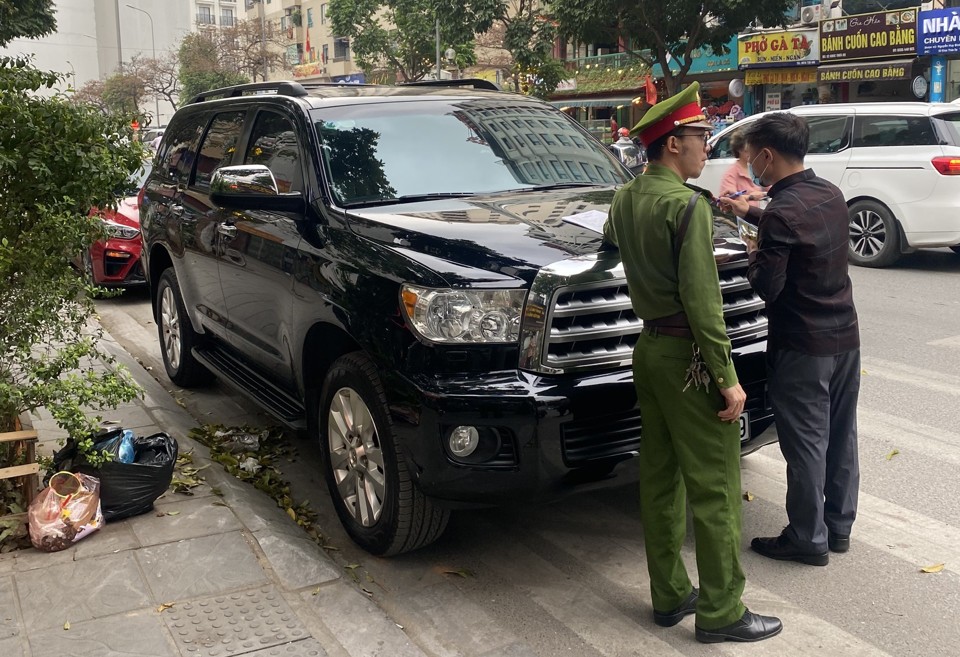 Thiếu c&aacute;c điểm tr&ocirc;ng giữ phương tiện khiến c&ocirc;ng t&aacute;c quản l&yacute; trật tự đ&ocirc; thị gặp kh&ocirc;ng &iacute;t kh&oacute; khăn. Trong ảnh, C&ocirc;ng an phường Dịch Vọng kiểm tra xử l&yacute; trường hợp dừng đỗ phương tiện sai quy định.